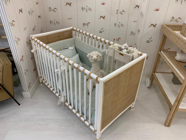 Conjunto de rattan compuesto de cuna, cómoda y bandeja de cambiador